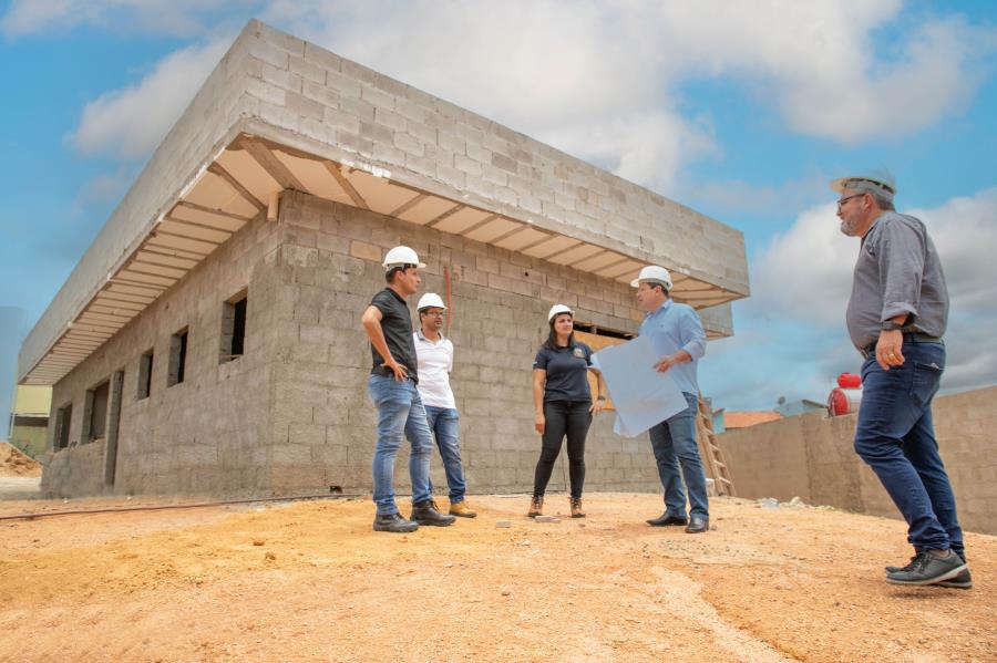 Alexandre Mustafá vistoria construção de duas escolas municipais   