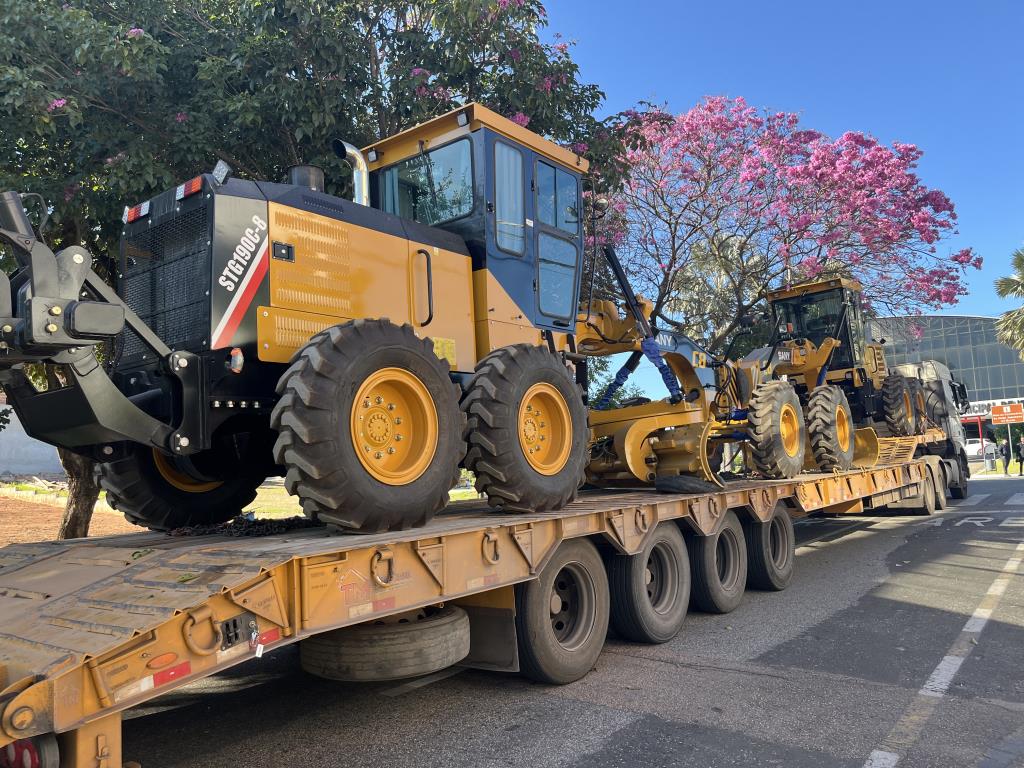 Prefeitura entrega duas novas máquinas "patrol" para reforçar serviços de infraestrutura na cidade