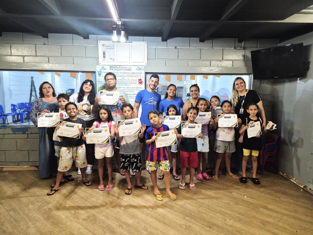 Confraternização marca encerramento do módulo de natação das crianças atendidas pelo CRAS Hortênsias