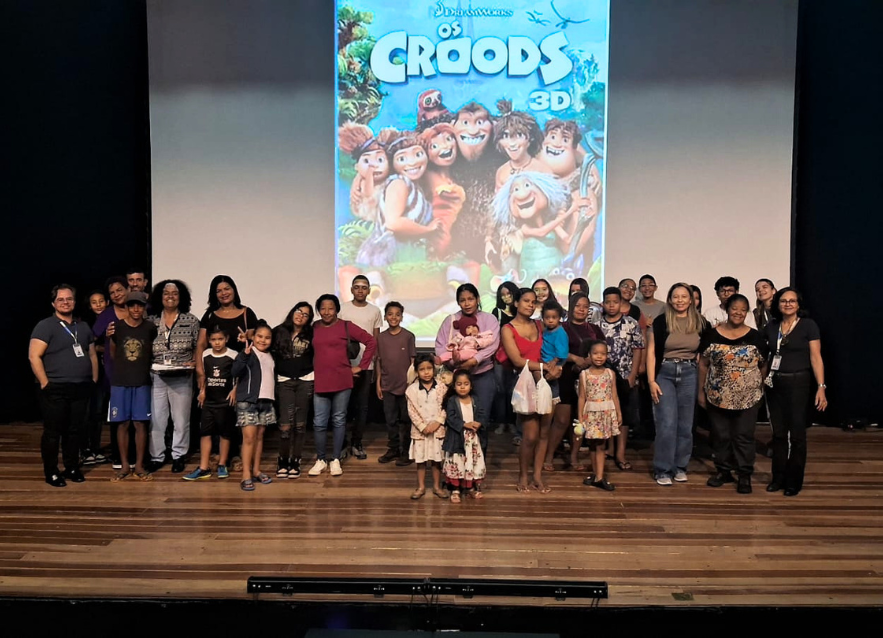 Famílias do CRAS Monte Serrat participam de sessão de cinema no Cineteatro Municipal