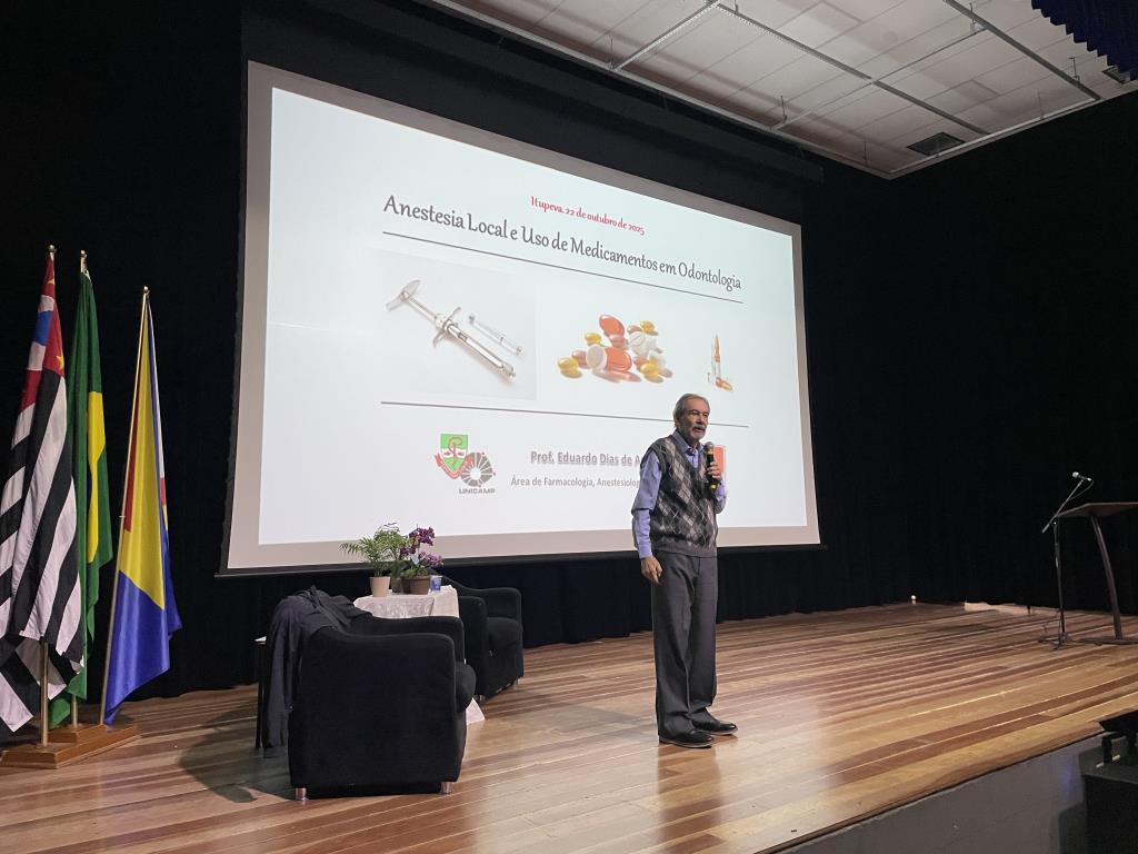Cine Teatro recebe curso de odontologia com professor Eduardo Dias Andrade