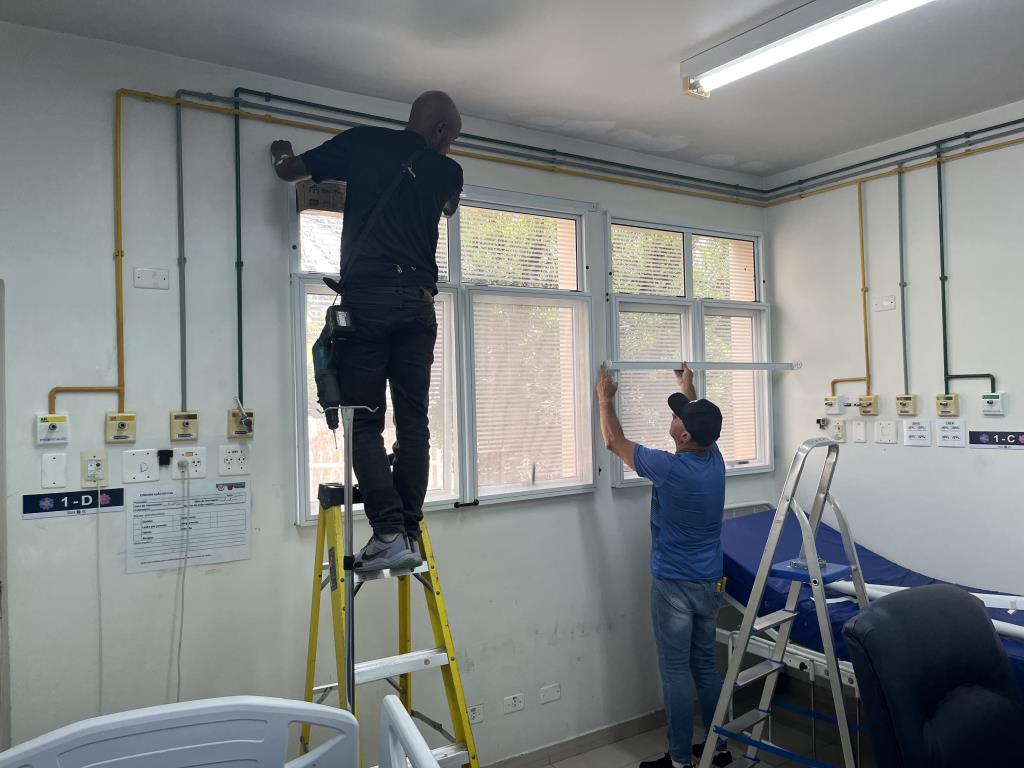 Quartos do Hospital Nossa Senhora de Aparecida recebem instalação de cortinas persianas