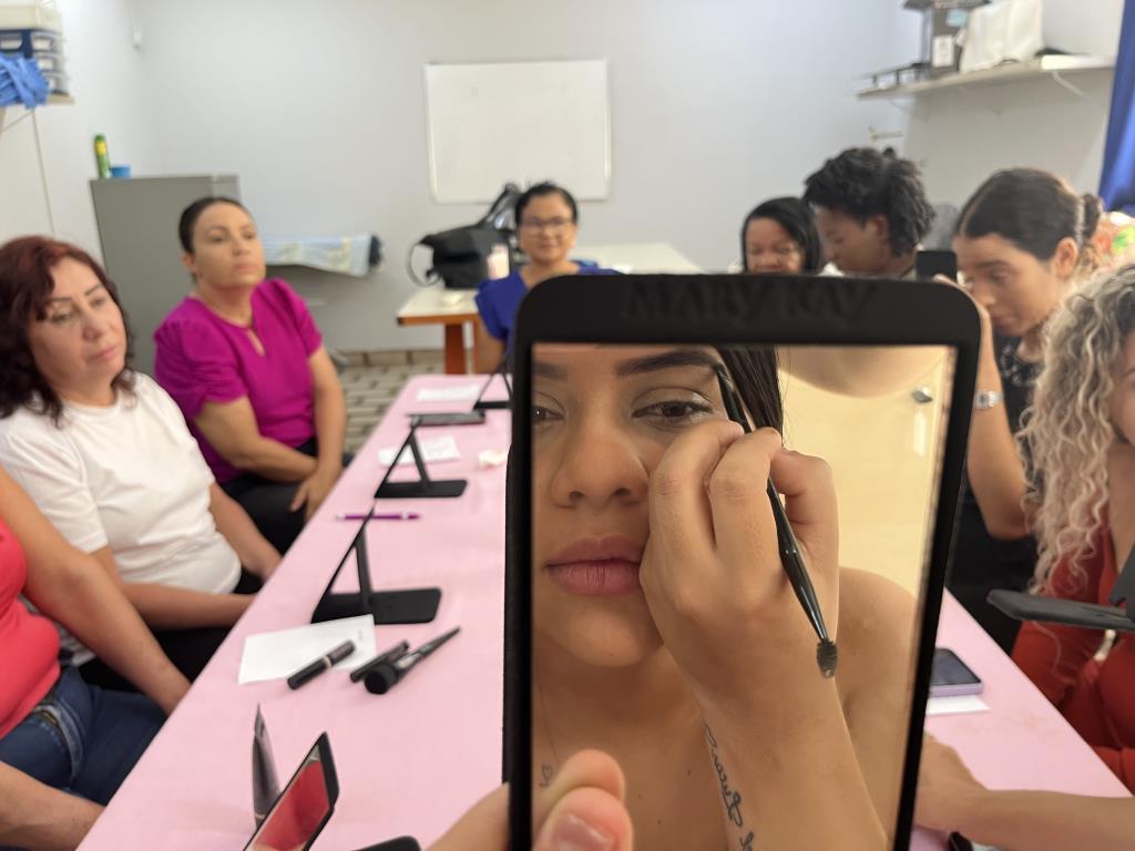 Curso de automaquiagem do Fundo Social resgata autoestima e possibilita geração de renda