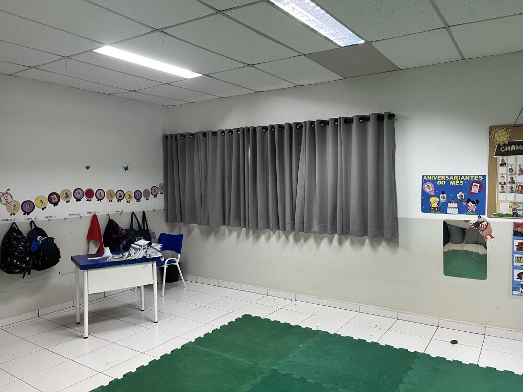 Com novas cortinas em sala de aula, Educação segue investindo na estrutura das escolas