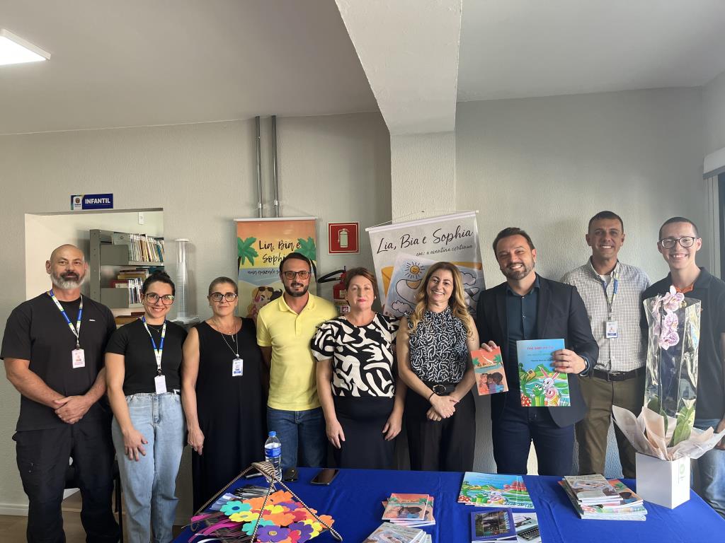 Biblioteca Municipal realiza tarde de autógrafos com a escritora Regiane Machado
