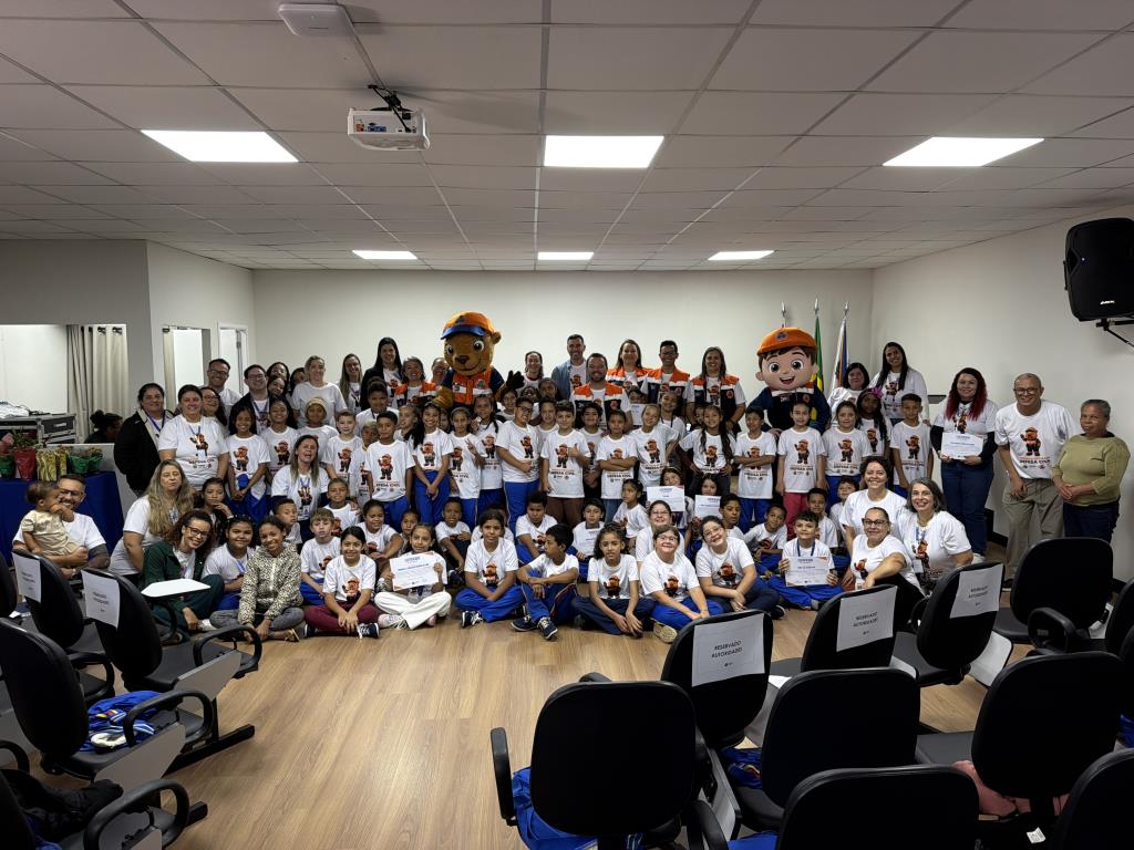Defesa Civil na Escola: alunos concluem formação sobre prevenção de queimadas e escolhem novo mascote