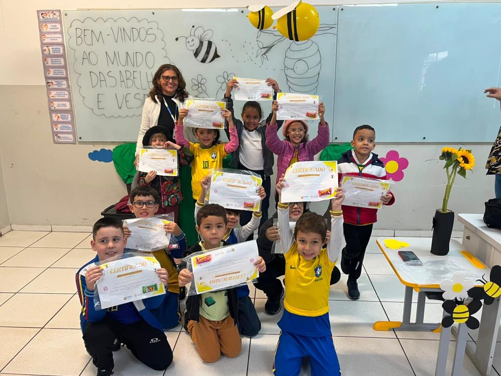 UVZ realiza atividade educativa sobre abelhas e vespas com alunos da CEMEB Mário Covas