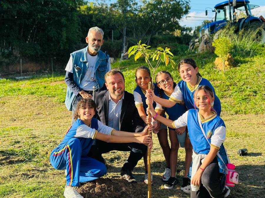 Alunos do Cemeb José de Oliveira participam de ação ambiental da Igreja Católica e Prefeitura