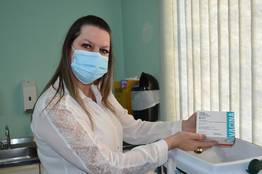 Secretaria de Saúde de Pedreira recebe 1.305 doses da vacina Astrazeneca contra a COVID-19