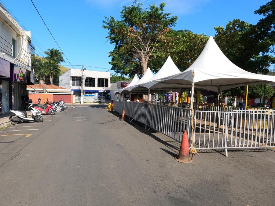 Prefeitura de Pedreira instala tendas e organiza fluxo de beneficiários do novo Auxílio Emergencial