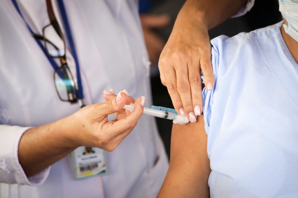 Pedreira aplica 4ª dose da vacina contra a COVID-19 em pessoas imunossuprimidas e crianças a partir dos 5 anos
