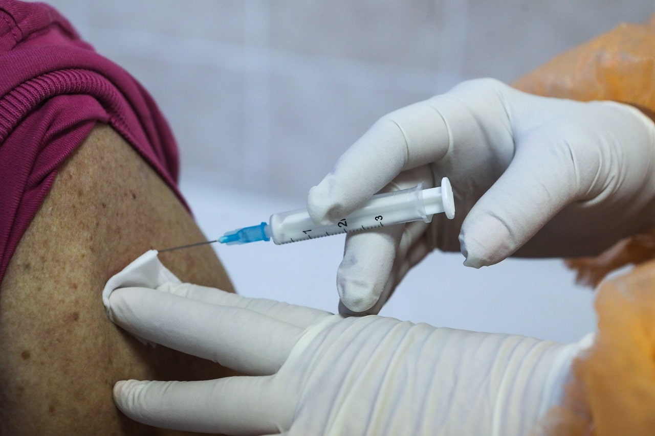 Secretaria de Saúde de Pedreira iniciou a aplicação da 4ª dose da vacina contra Covid-19 para maiores de 50 anos e profissionais de saúde
