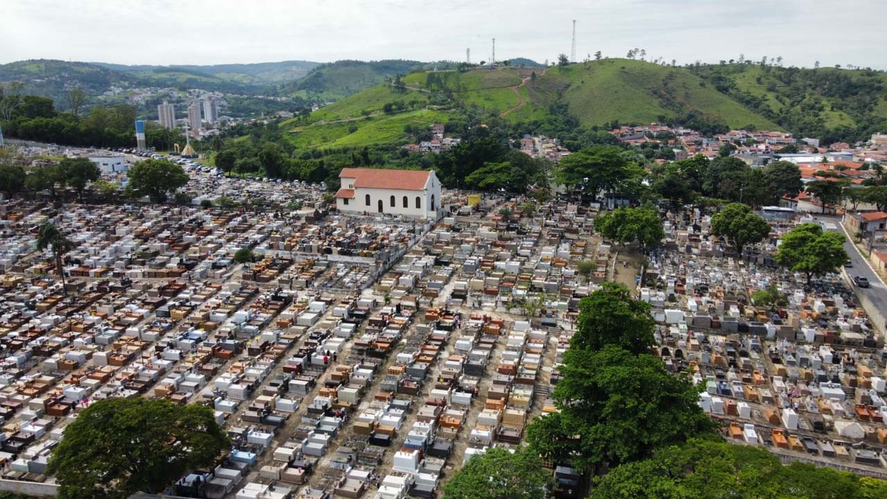 Cemit rio Santa Cruz funcionou em hor rio especial no Dia de