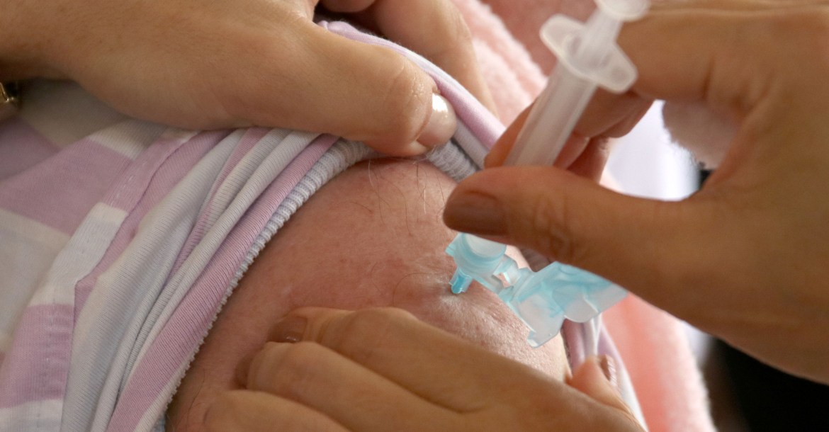 Pedreira está aplicando a terceira dose da vacina contra a COVID-19 em pessoas acima de 70 anos
