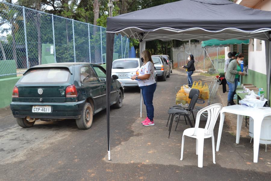 Alimentos estão sendo arrecadados durante imunização contra a COVID-19