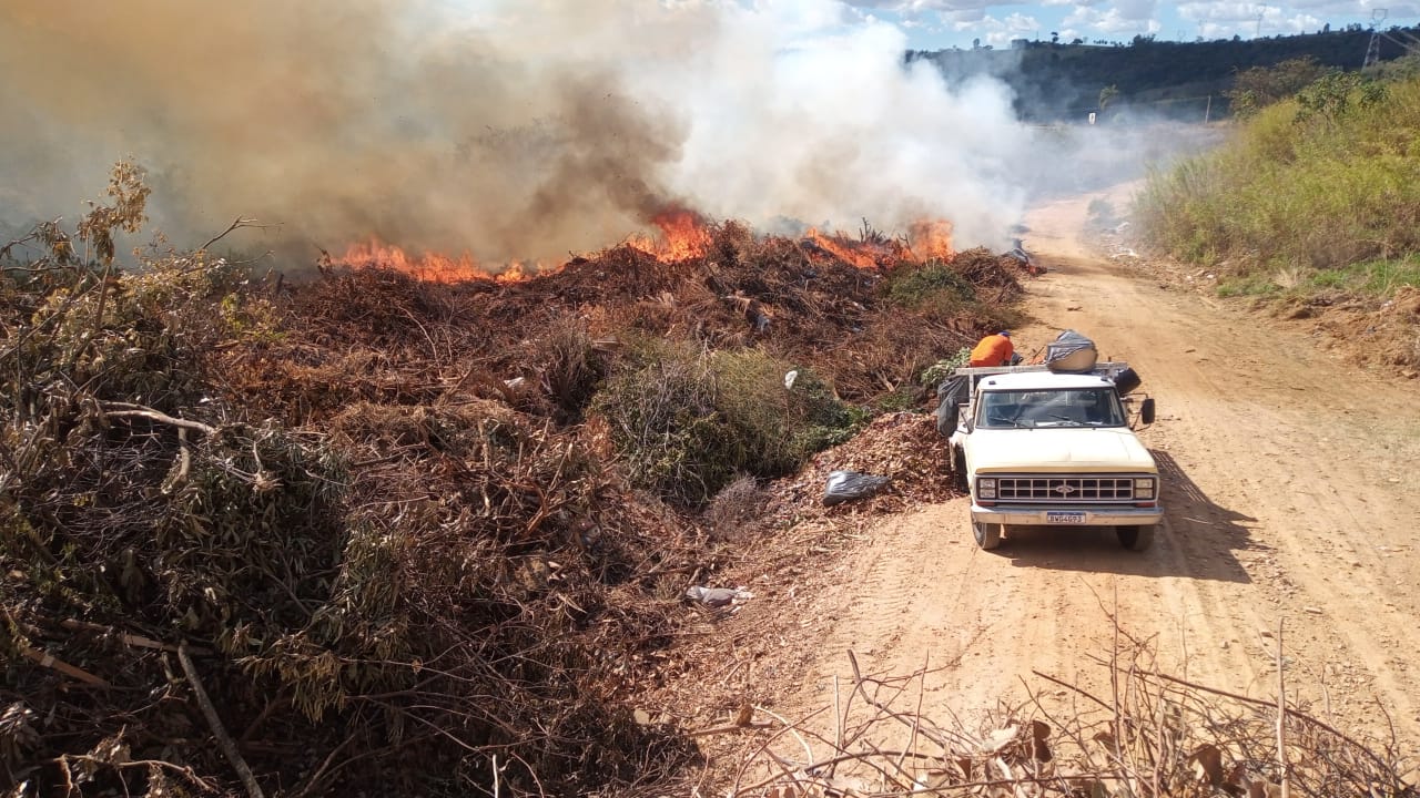 Secretarias Municipais, Bombeiros e Defesa Civil combatem incêndio em vegetação na rodovia entre Pedreira e Jaguariúna