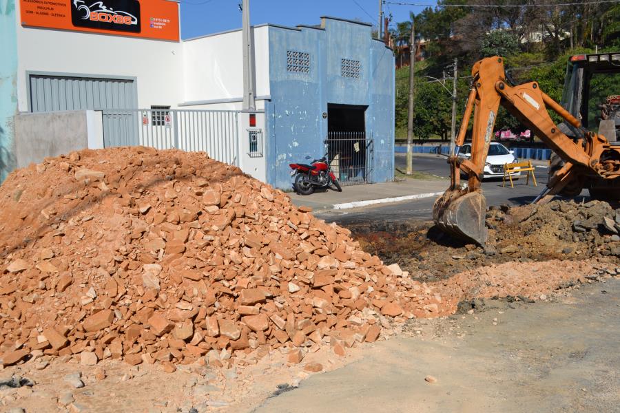 Secretaria de Obras e Vias Públicas realiza a troca de solo e tapa buracos em ruas do Jardim Emília