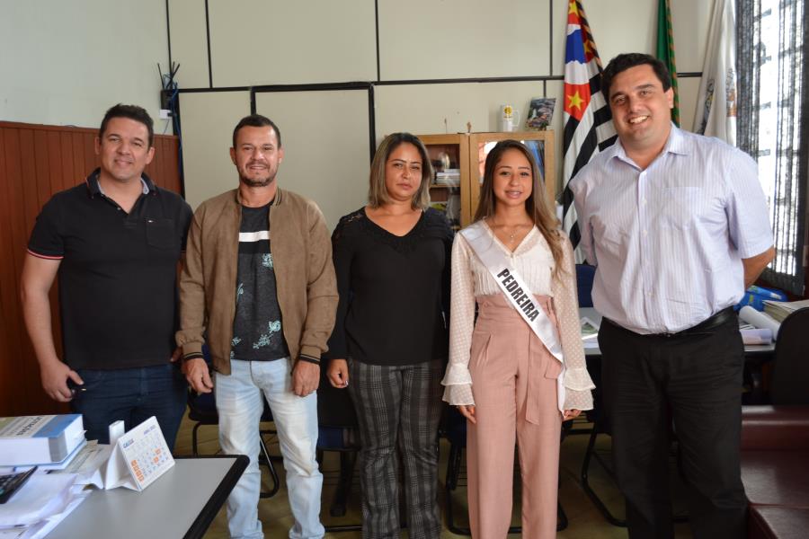 Prefeito Fábio Polidoro recebe a visita da candidata pedreirense a Miss São Paulo Infanto Juvenil, Rakelly Aparecida Bueno