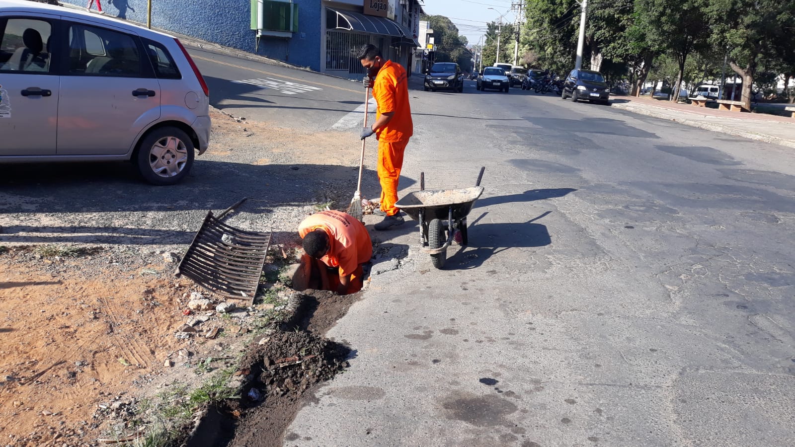Secretaria de Serviços Urbanos de Pedreira realiza a limpeza das redes de águas pluviais