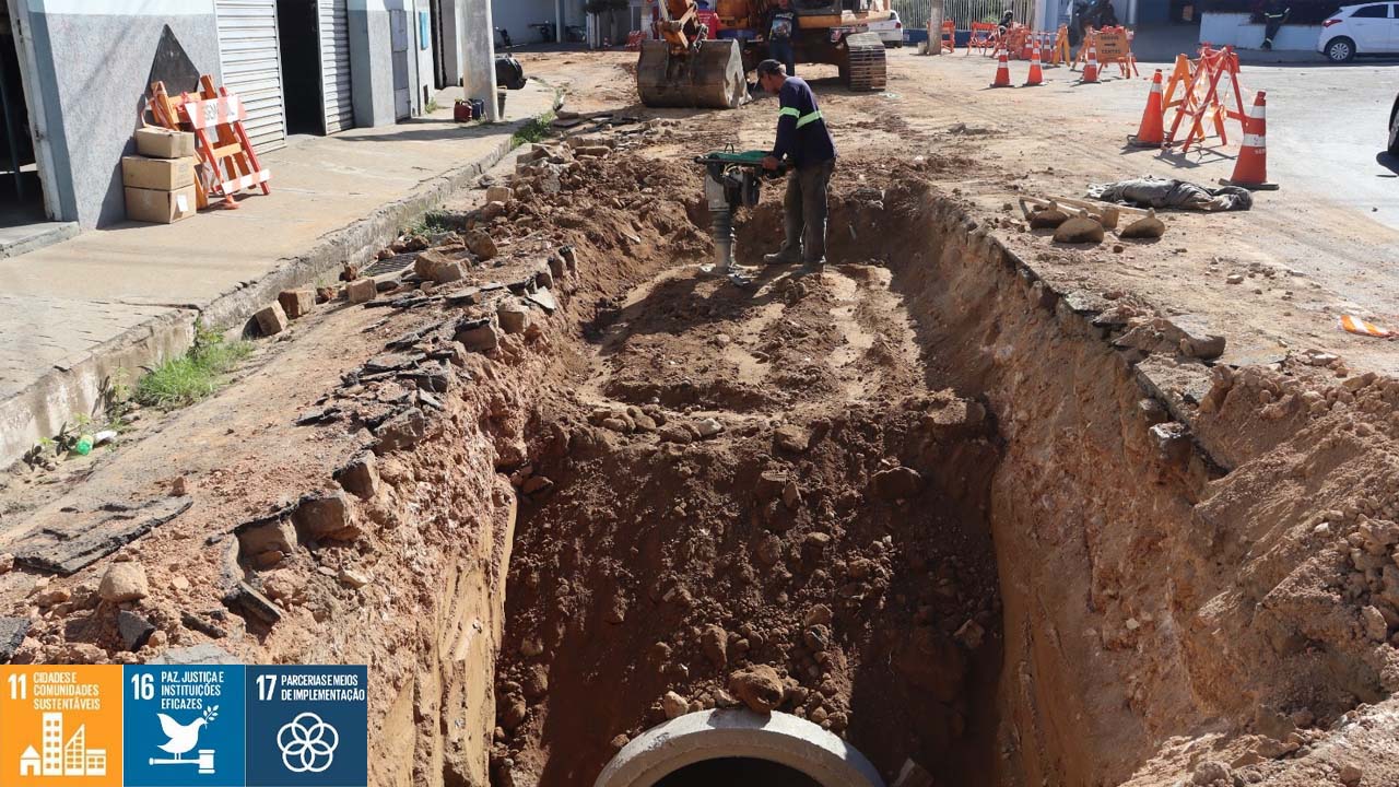 Obras de infraestrutura viária estão sendo desenvolvidas na Avenida Dr. Silvio de Aguiar Maya