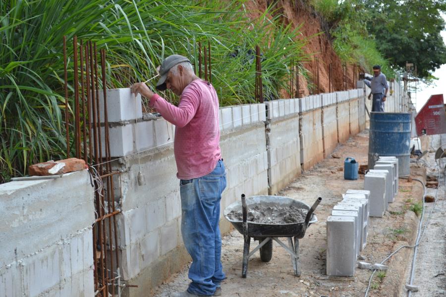 Prefeitura de Pedreira está implantando “Muros de Arrimo” no Cemitério Santa Cruz