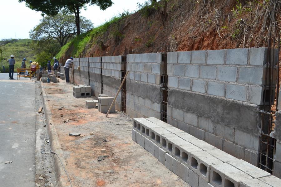 Prefeitura de Pedreira está construindo “Muros de Arrimo” no Cemitério Santa Cruz