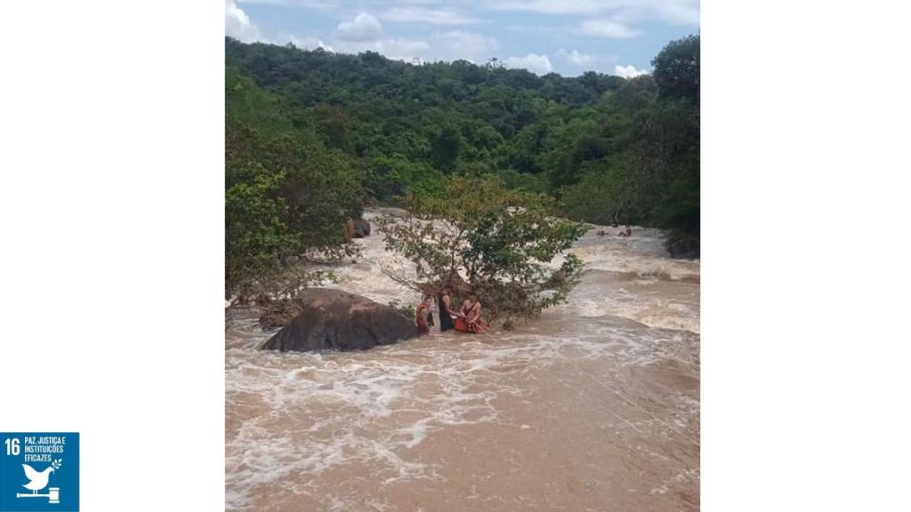 Corpo de Bombeiros de Pedreira salva pessoas ilhadas em área rochosa da Rio Jaguari