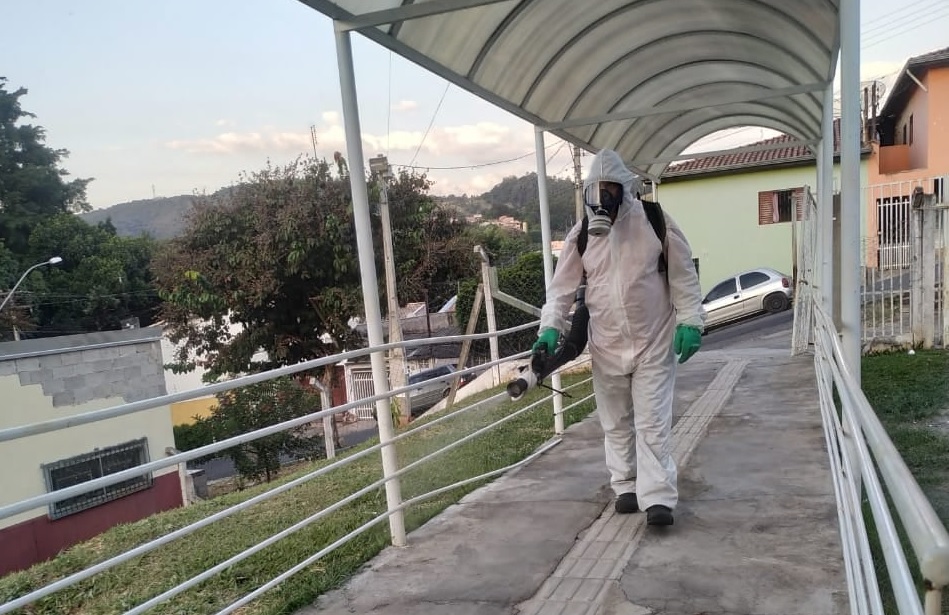 Prefeitura de Pedreira realiza desinfecção de espaços públicos para combater a COVID-19