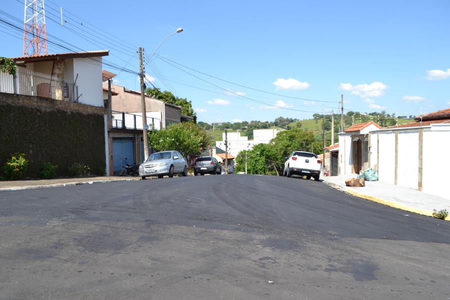 Prefeitura de Pedreira está recuperando a Pavimentação Asfáltica da Rua Remigio Cranchi no Portal do Limoeiro