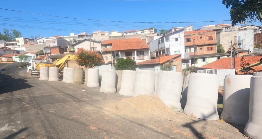 Secretaria de Obras e Vias Públicas está reconstruindo tubulação de águas pluviais no Portal do Limoeiro