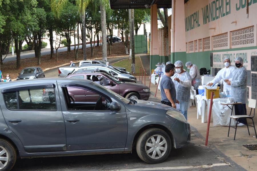 Drive Thru no Estádio Municipal aplicou vacinas contra a COVID-19
