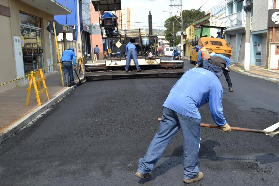 Prefeitura de Pedreira recuperou a Pavimentação Asfáltica em toda a extensão da Rua XV de Novembro