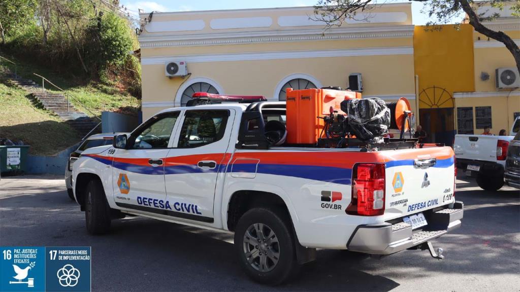 Defesa Civil recebe caminhonete equipada com bomba d'água para o combate a incêndios
