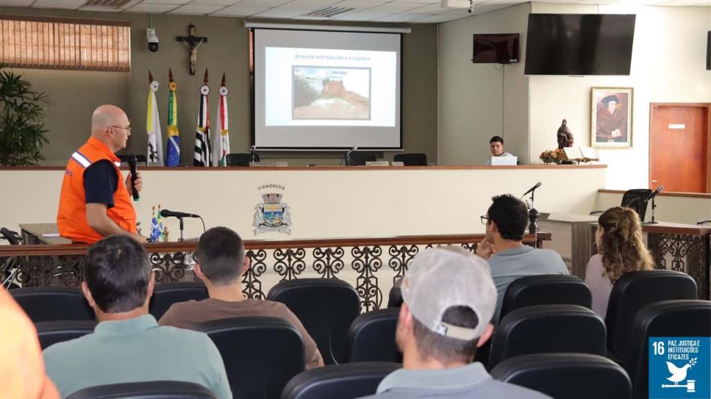 Atividades de Terraplenagem e Movimentação de Terra foram temas de reunião promovida pela Defesa Civil de Pedreira