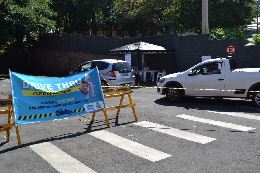 Secretaria de Saúde de Pedreira vacina 300 pessoas contra a COVID-19 em Drive Thru realizado no último sábado