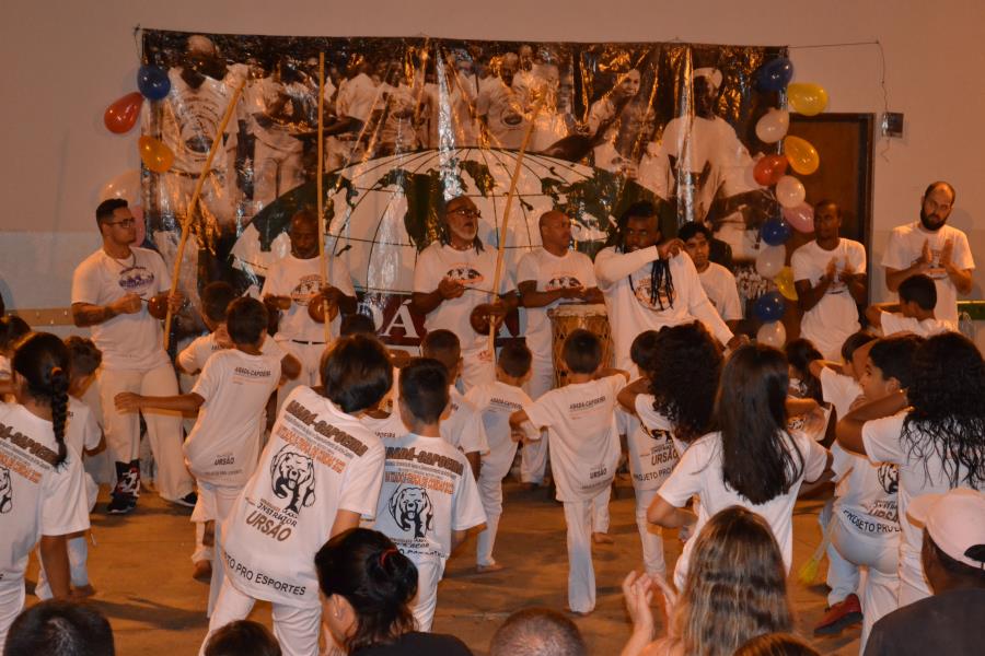 Alunos do Projeto Pro Esporte e do SAMUCA da Abadá-Capoeira participam de Batizado e Troca de Cordas