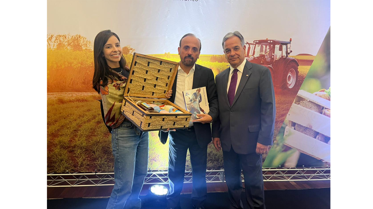 Luciano Dalto Godoi e Agata Gasparini prestigiam cerimônia de transmissão de cargo do novo Secretário de Agricultura e Abastecimento do Estado