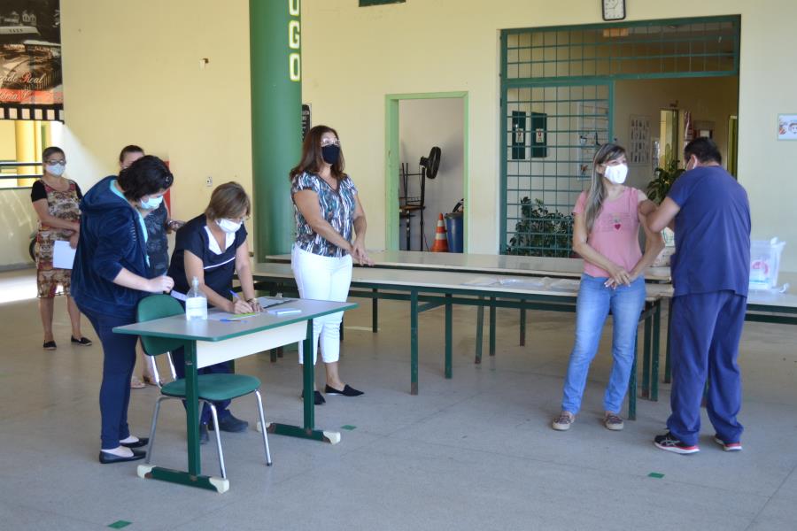 Pedreira iniciou a vacinação contra a COVID-19 de professores e profissionais da Educação