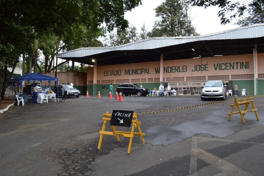 Secretaria de Saúde realizou “Drive Thru” no Estádio Municipal para aplicar a segunda dose das vacinas Coronavac e Astrazeneca