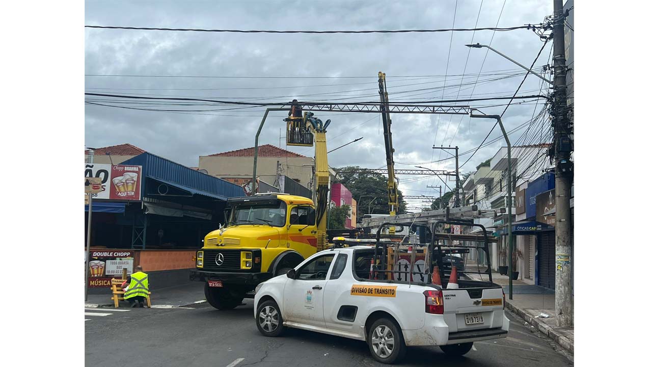 Prefeitura De Pedreira E Cpfl Santa Cruz Retiram Arcos De Ferro Instalados Nas Ruas Xv De