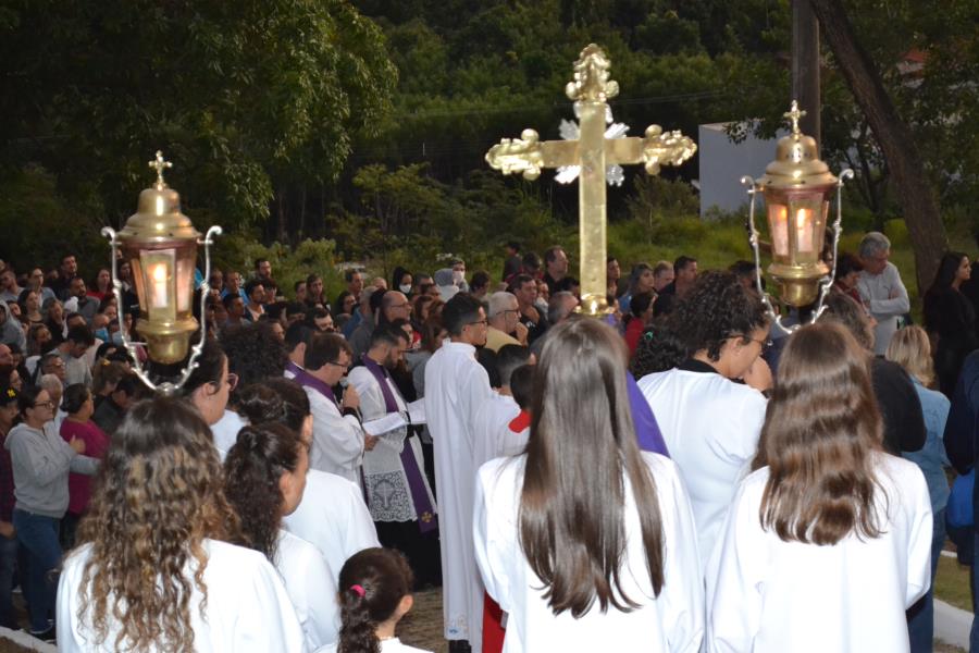 Milhares de fiéis católicos realizaram a Via Sacra no Morro do Cristo na Sexta-Feira Santa