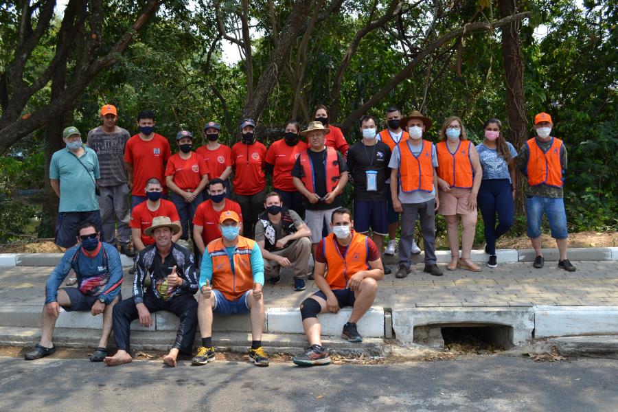 Defesa Civil, Secretarias Municipais e Voluntários realizaram a limpeza das margens e leito do Rio Jaguari