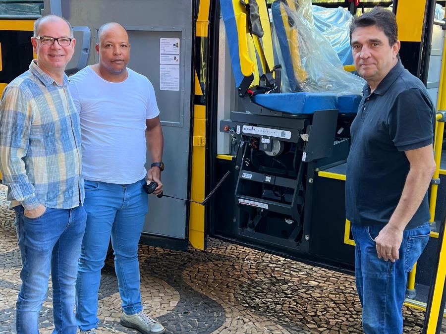 Prefeitura recebe ônibus urbano escolar acessível por indicação do presidente da Alesp