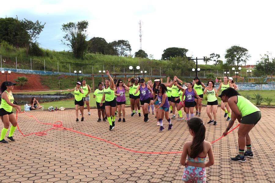 Abertura do Projeto Verão no Parque do Amanhã em Porto Ferreira traz Zumba e homenagens a alunas