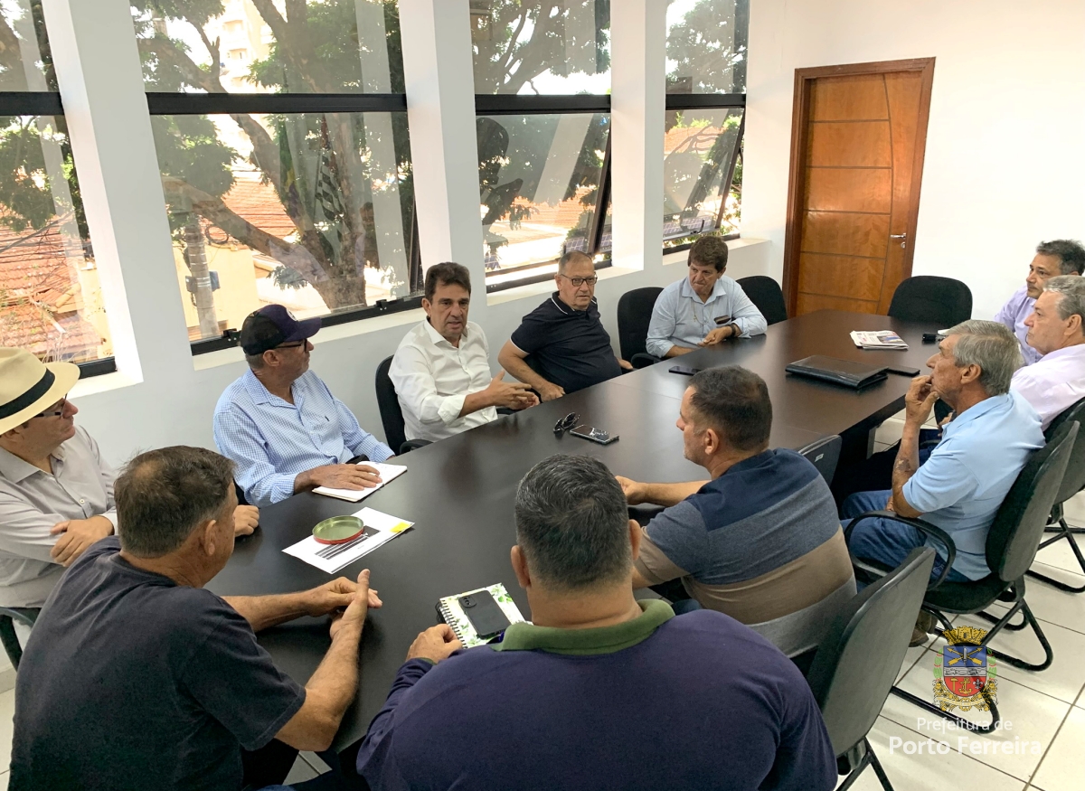 Prefeito se reúne com agricultores e solicita apoio na limpeza da cidade