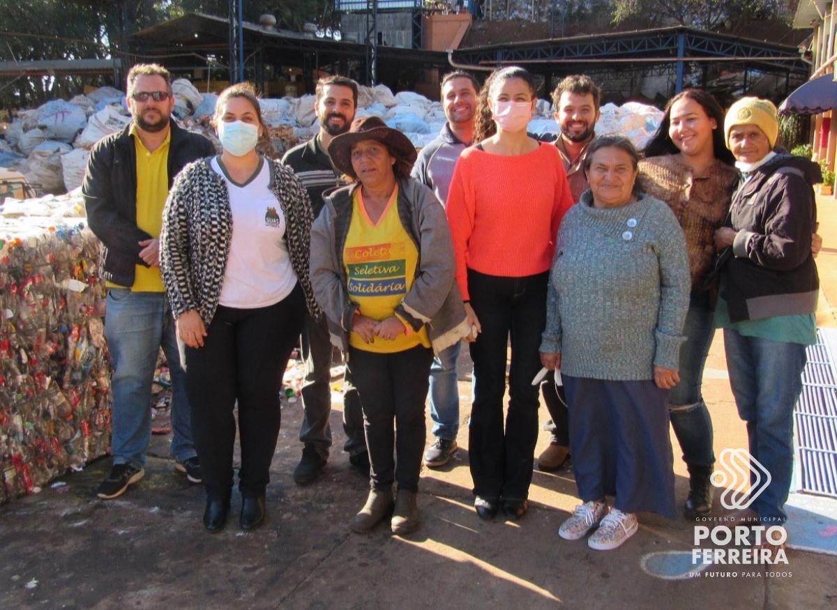 Membros do projeto de implantação de coleta seletiva fazem visita a cooperativa de Araraquara