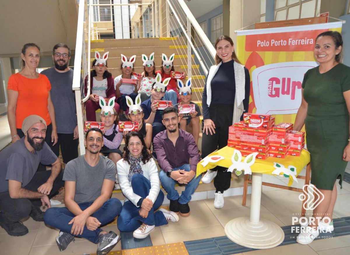 Entrega de caixas de bombons para crianças do Projeto Guri em Porto Ferreira