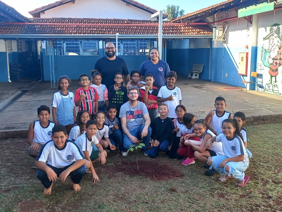 Plantios de árvores são realizados nas escolas em comemoração à Semana do Meio Ambiente