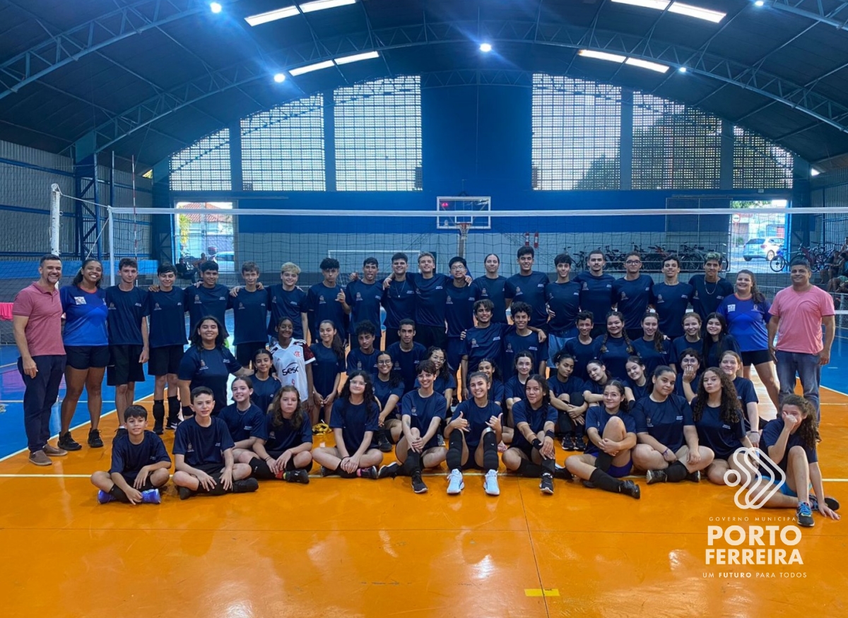 Alunos das categorias de base do voleibol recebem camisetas e uniformes da Secretaria de Esportes e Lazer