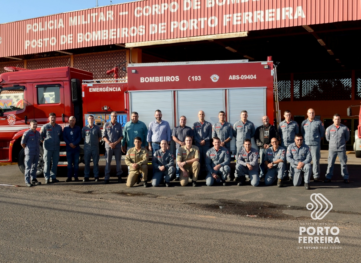Bombeiros recebem novo caminhão de combate a incêndio e prefeito anuncia nova viatura